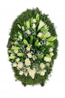 Венок из живых цветов на еловых ветках ВЖ18