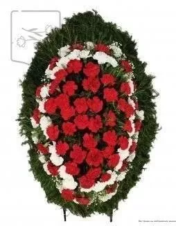 Венок из живых цветов на еловых ветках ВЖ05