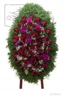 Венок из живых цветов с орхидеями на елке ВЖ15