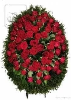 Венок из живых цветов на еловых ветках ВЖ04