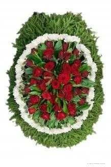 Венок из живых цветов на еловых ветках ВЖ24