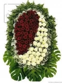 Венок из живых цветов на зеленых листьях ВЖ02