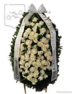 Венок из живых цветов на еловых ветках ВЖ07