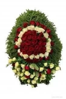Венок из живых цветов на еловых ветках ВЖ23
