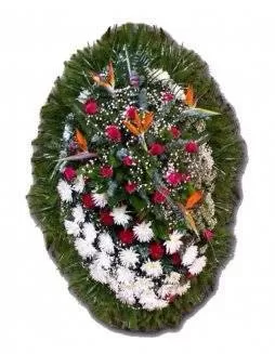 Венок из живых цветов на еловых ветках ВЖ03