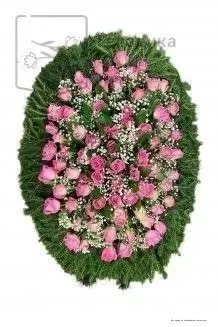 Венок из живых цветов на еловых ветках ВЖ20