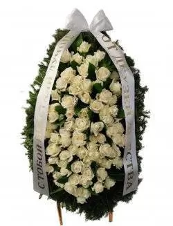 Венок из живых цветов на еловых ветках ВЖ07