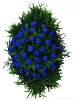 Венок из живых цветов на еловых ветках ВЖГ-04