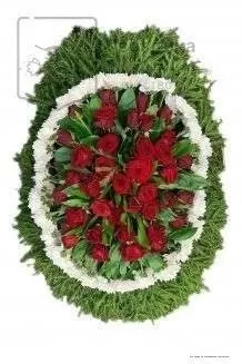 Венок из живых цветов на еловых ветках ВЖ24