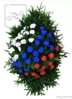 Венок из живых цветов на еловых ветках ВЖГ-01