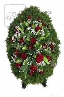 Венок из живых цветов на еловых ветках ВЖ19