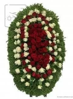 Венок из живых цветов на еловых ветках ВЖ09