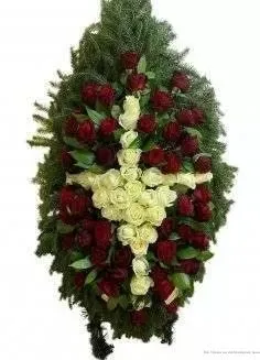 Венок из живых цветов на еловых ветках ВЖ10