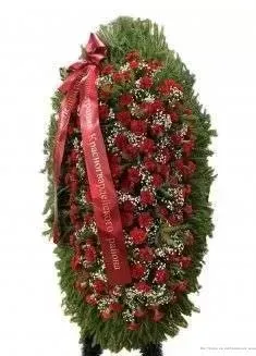 Венок из живых цветов на еловых ветках ВЖ11