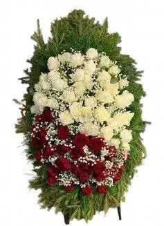 Венок из живых цветов на еловых ветках ВЖ08