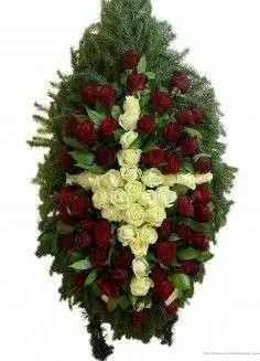 Венок из живых цветов на еловых ветках ВЖ10