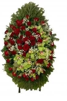 Венок из живых цветов с орхидеями на еловых ветках ВЖ16