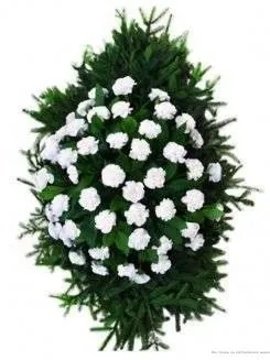 Венок из живых цветов на еловых ветках ВЖГ-03