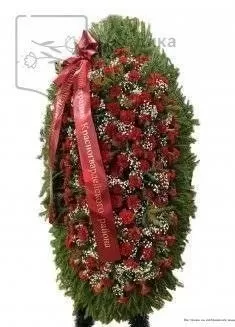 Венок из живых цветов на еловых ветках ВЖ11