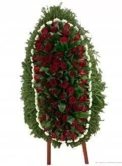 Венок из живых цветов на еловых ветках ВЖ12