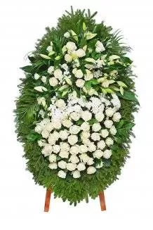 Венок из живых цветов на еловых ветках ВЖ17