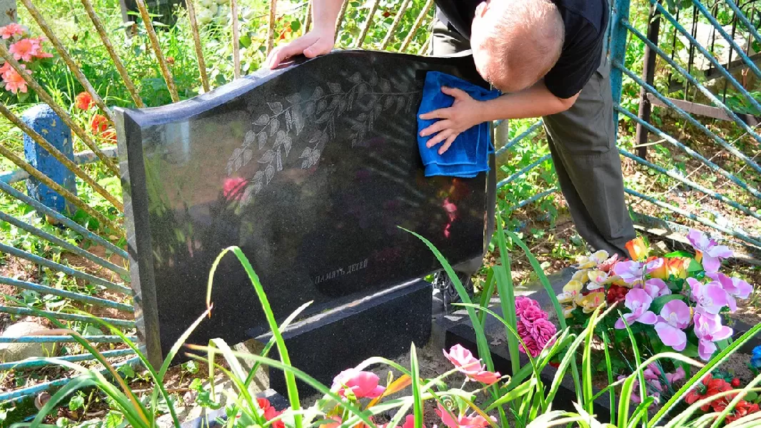 Уборка могилы на кладбище