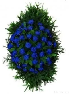 Венок из живых цветов на еловых ветках ВЖГ-04