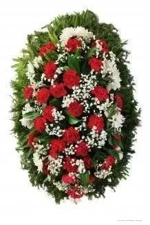 Венок из живых цветов на еловых ветках ВЖ-22