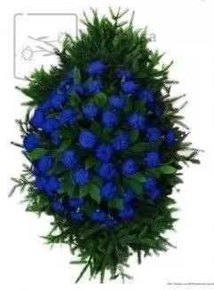 Венок из живых цветов на еловых ветках ВЖГ-04