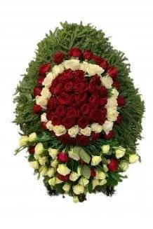 Венок из живых цветов на еловых ветках ВЖ23