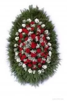 Венок из живых цветов на еловых ветках ВЖ21