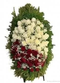 Венок из живых цветов на еловых ветках ВЖ08