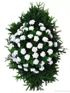 Венок из живых цветов на еловых ветках ВЖГ-03