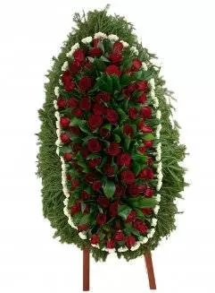 Венок из живых цветов на еловых ветках ВЖ12