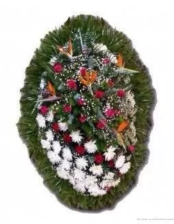 Венок из живых цветов на еловых ветках ВЖ03