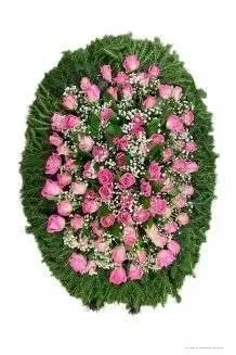 Венок из живых цветов на еловых ветках ВЖ20