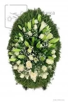 Венок из живых цветов на еловых ветках ВЖ18