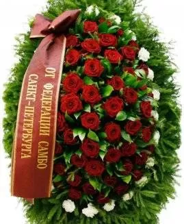 Венок из живых цветов на еловых ветках ВЖ01