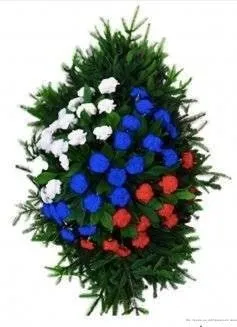 Венок из живых цветов на еловых ветках ВЖГ-01