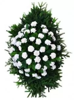 Венок из живых цветов на еловых ветках ВЖГ-03