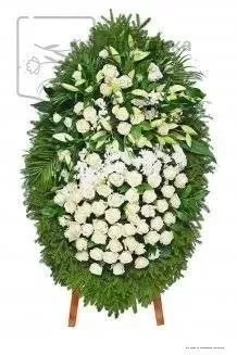 Венок из живых цветов на еловых ветках ВЖ17