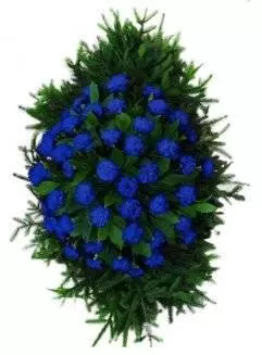 Венок из живых цветов на еловых ветках ВЖГ-04