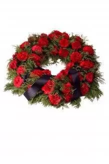 Венок из живых цветов на еловых ветках ВКЖ02