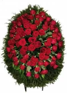 Венок из живых цветов на еловых ветках ВЖ04