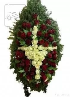 Венок из живых цветов на еловых ветках ВЖ10