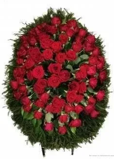 Венок из живых цветов на еловых ветках ВЖ04