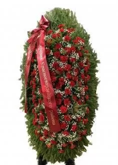 Венок из живых цветов на еловых ветках ВЖ11