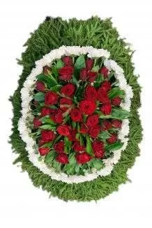 Венок из живых цветов на еловых ветках ВЖ24