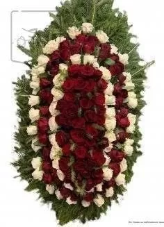 Венок из живых цветов на еловых ветках ВЖ06