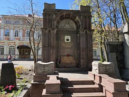 Кладбище Коммунистическая площадка Александро-Невской лавры в Санкт-Петербурге
